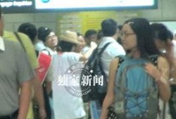 何炅机场爆料视频播放,揭秘明星日常幕后趣事